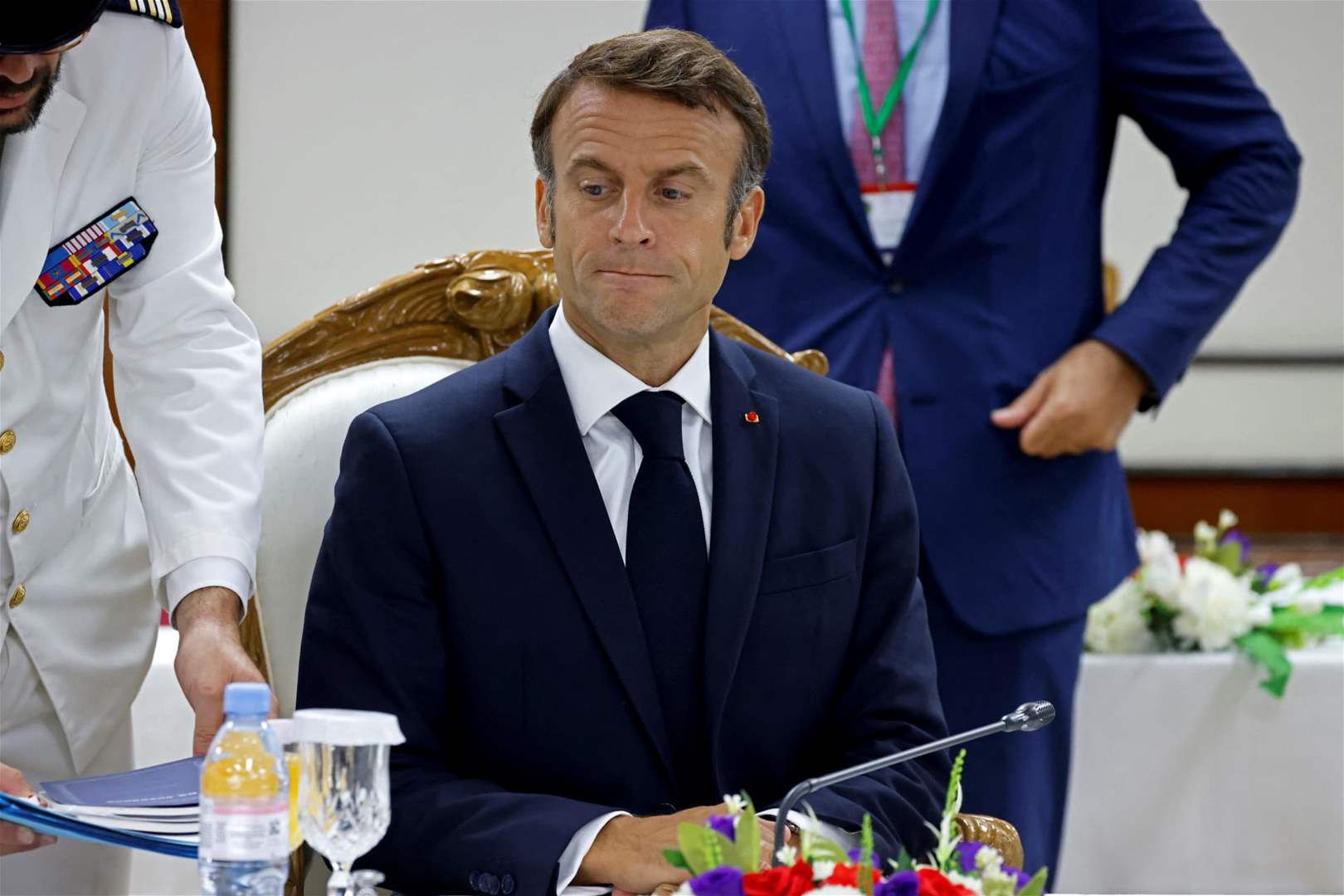 ماكرون : السفير الفرنسي محتجز في النيجر 