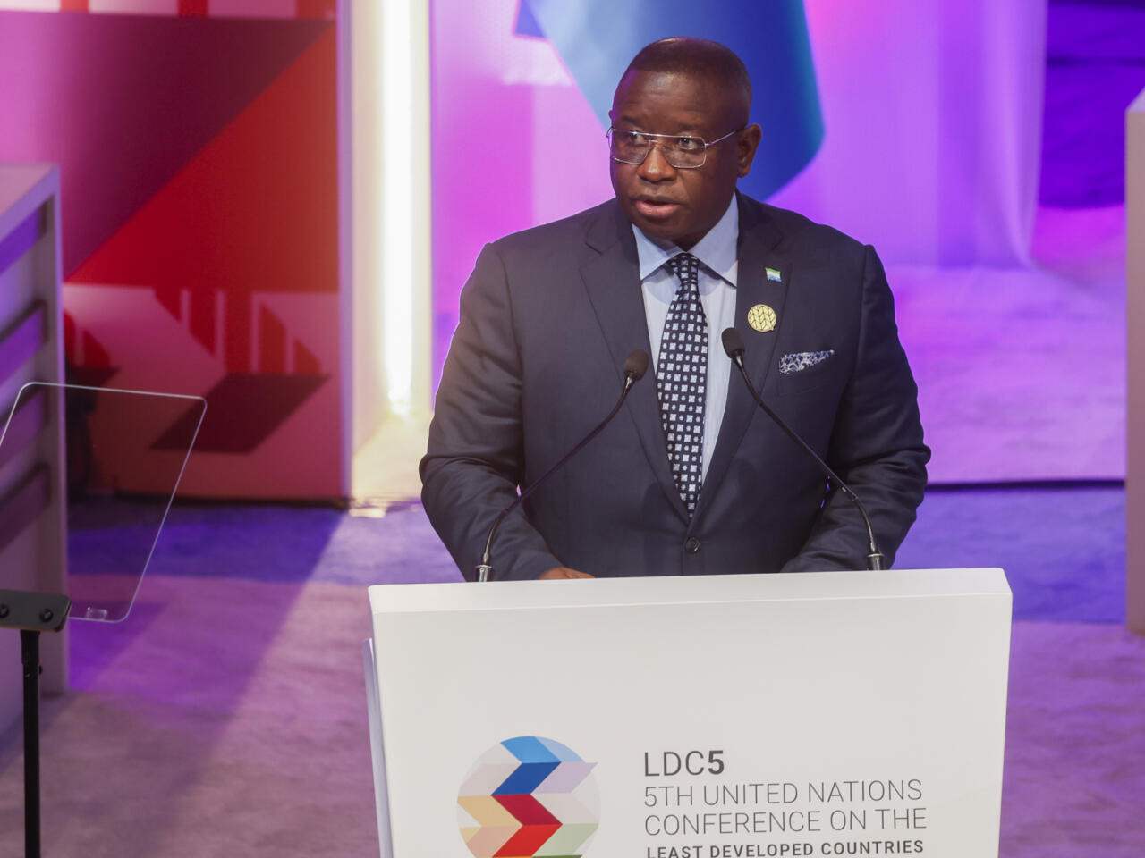 رئيس سيراليون يتّهم واشنطن بالتدخل في الانتخابات في بلاده