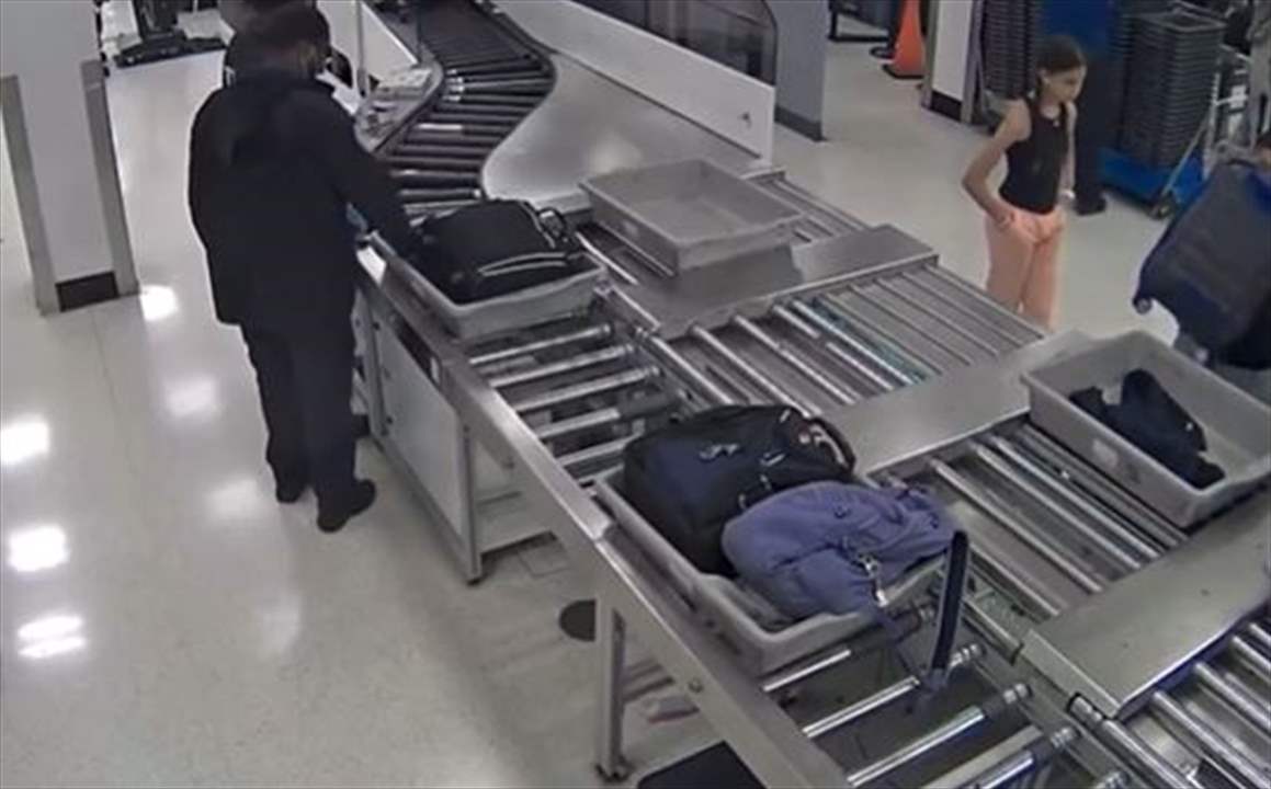 بالفيديو - موظفو جمارك في مطار أميركي يسرقون أمتعة الركاب