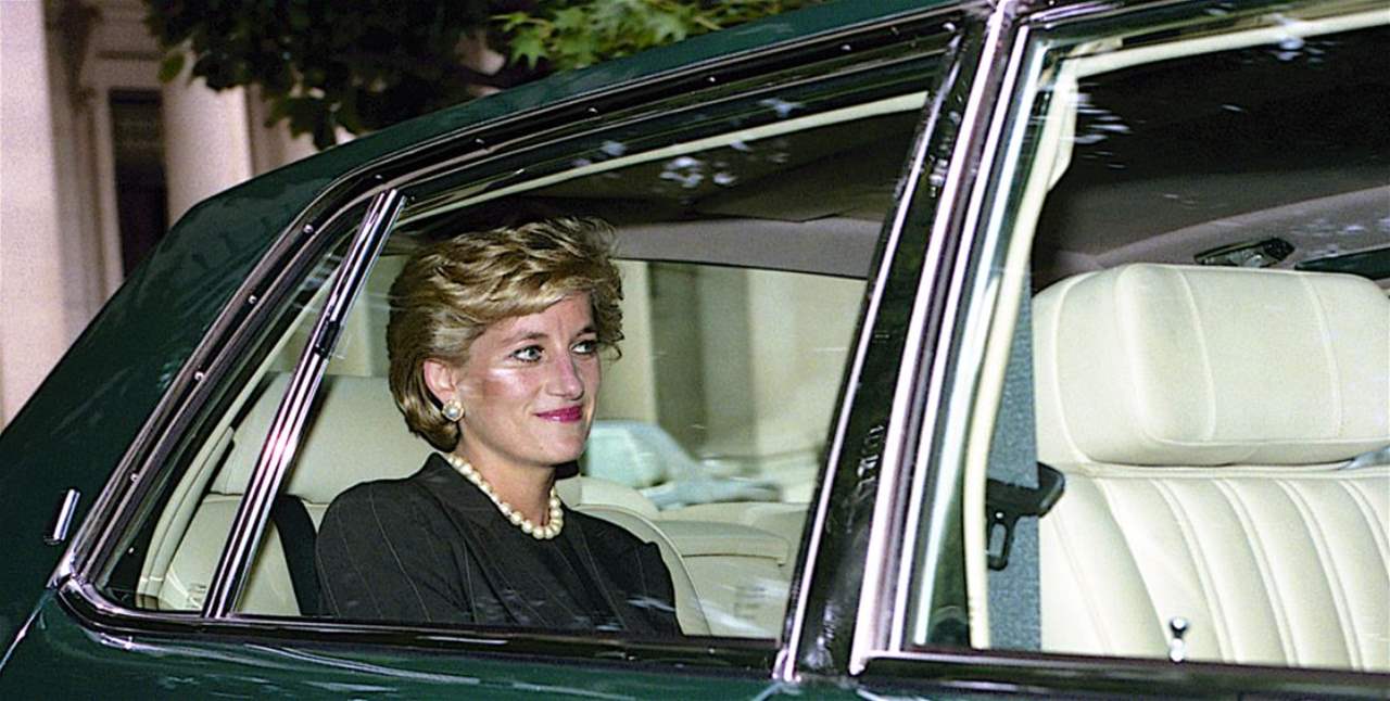 سترة "الخروف الأسود" للأميرة ديانا تُباع بـ1.14 مليون دولار.. حطمت الأرقام القياسية في مزاد علني