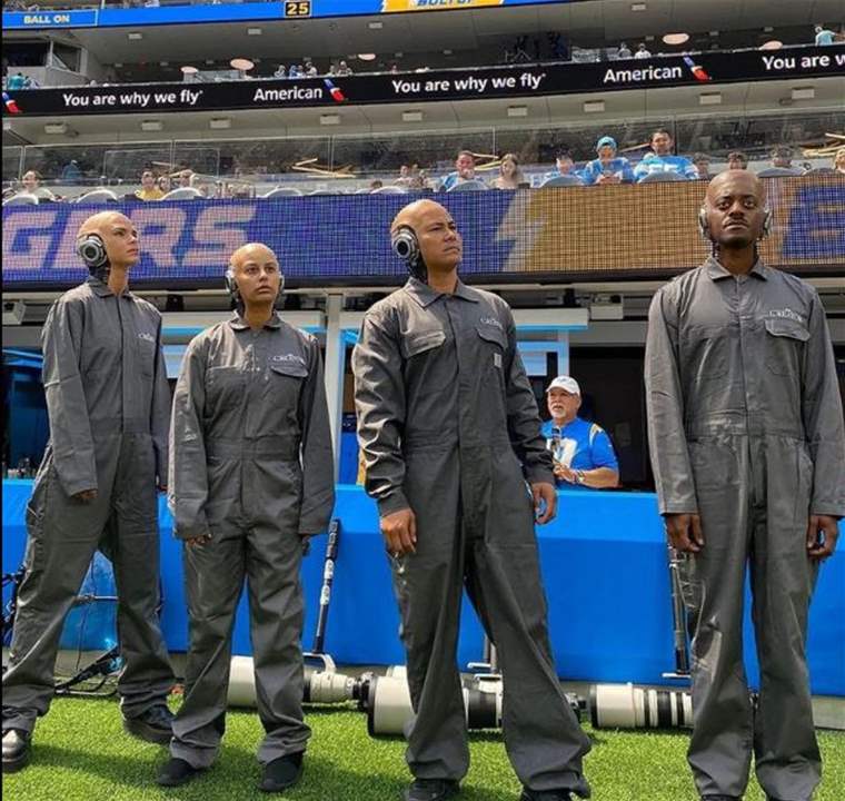 بالفيديو- روبوتات تقتحم مباراة وتخيف الجماهير