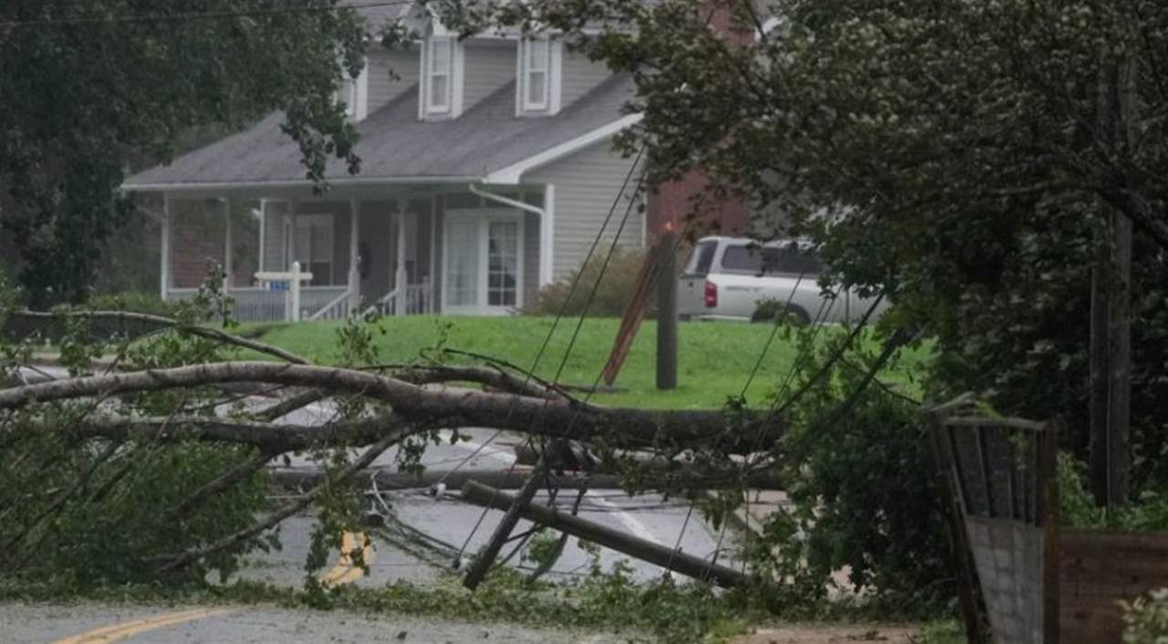 بالفيديو - إعصار كندا يتسبب بإنقطاع الكهرباء عن 130 الف شخص 