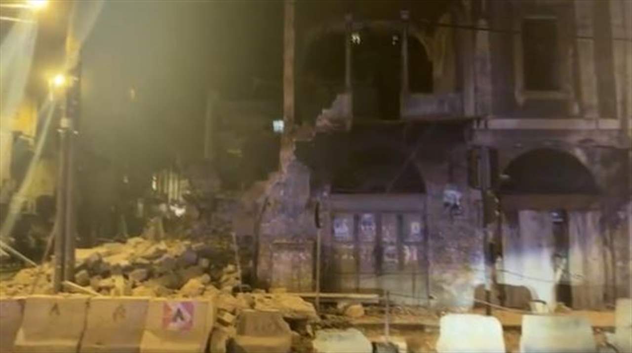 بالفيديو - انهيار مبنى مهجور في منطقة الزاهرية بطرابلس