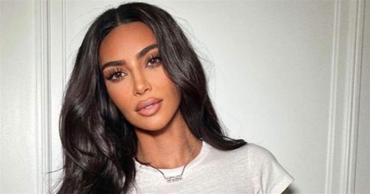 ما حقيقة دخول كيم كاردشيان بعلاقة عاطفية مع شاب يصغرها 12 عاما؟