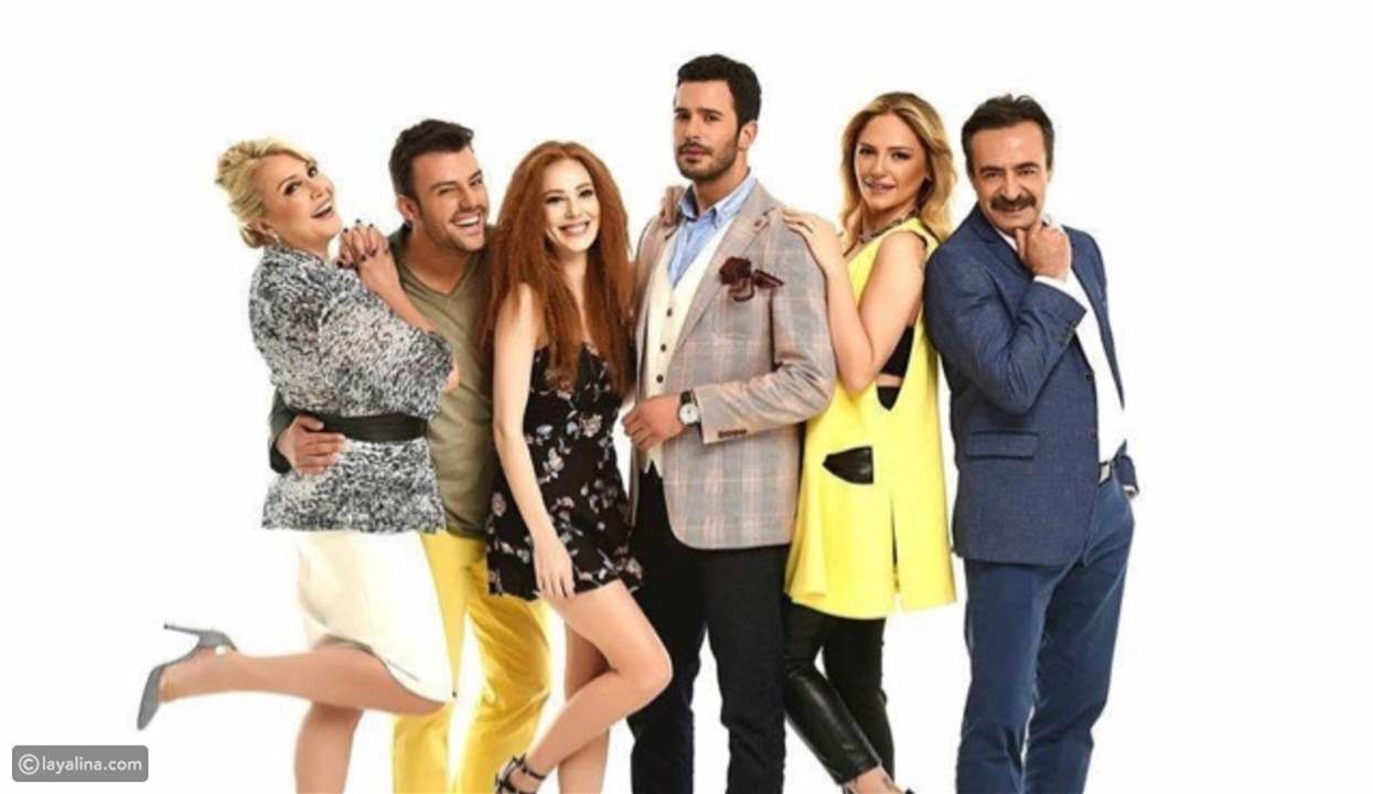 بطل مسلسل حب للإيجار باطلالة أنثوية وماكياج صاخب