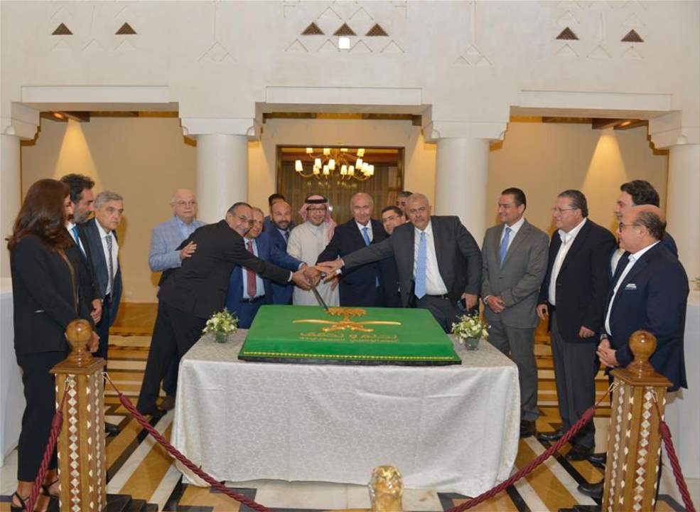 إحتفالا باليوم الوطني الـ93 للمملكة العربية السعودية.. السفير السعودي وليد بخاري ينظم حفلا لإضاءة مبنى السفارة في بيروت