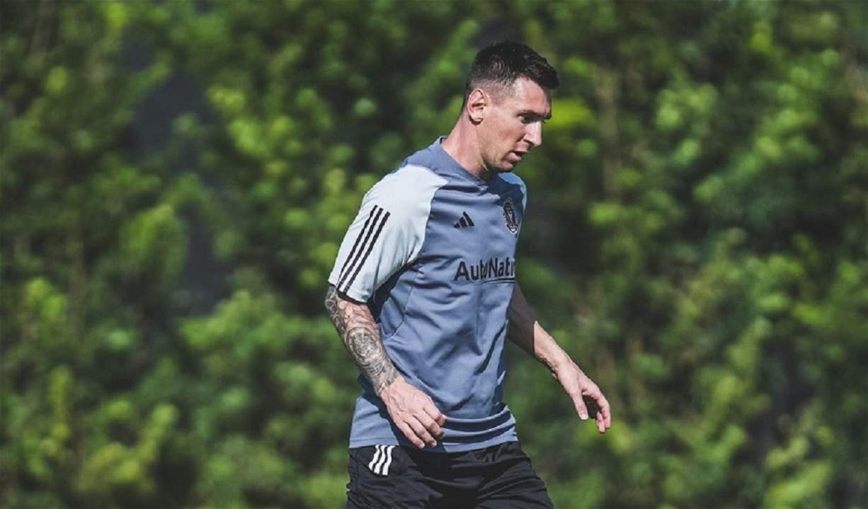 فيديو - "جنون ميسي" .. قبلة على العُنق ومظهر جديد