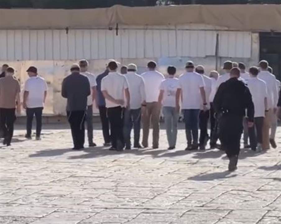 بالفيديو - مستوطنون يقتحمون المسجد الأقصى بحماية قوات الاحتلال الاسرائيلي