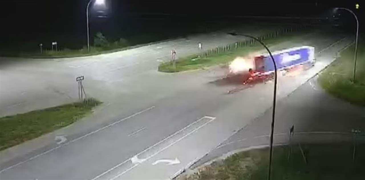 نجا باعجوبة بعدما انفجرت سيارته جراء اصطدامها بشاحنة