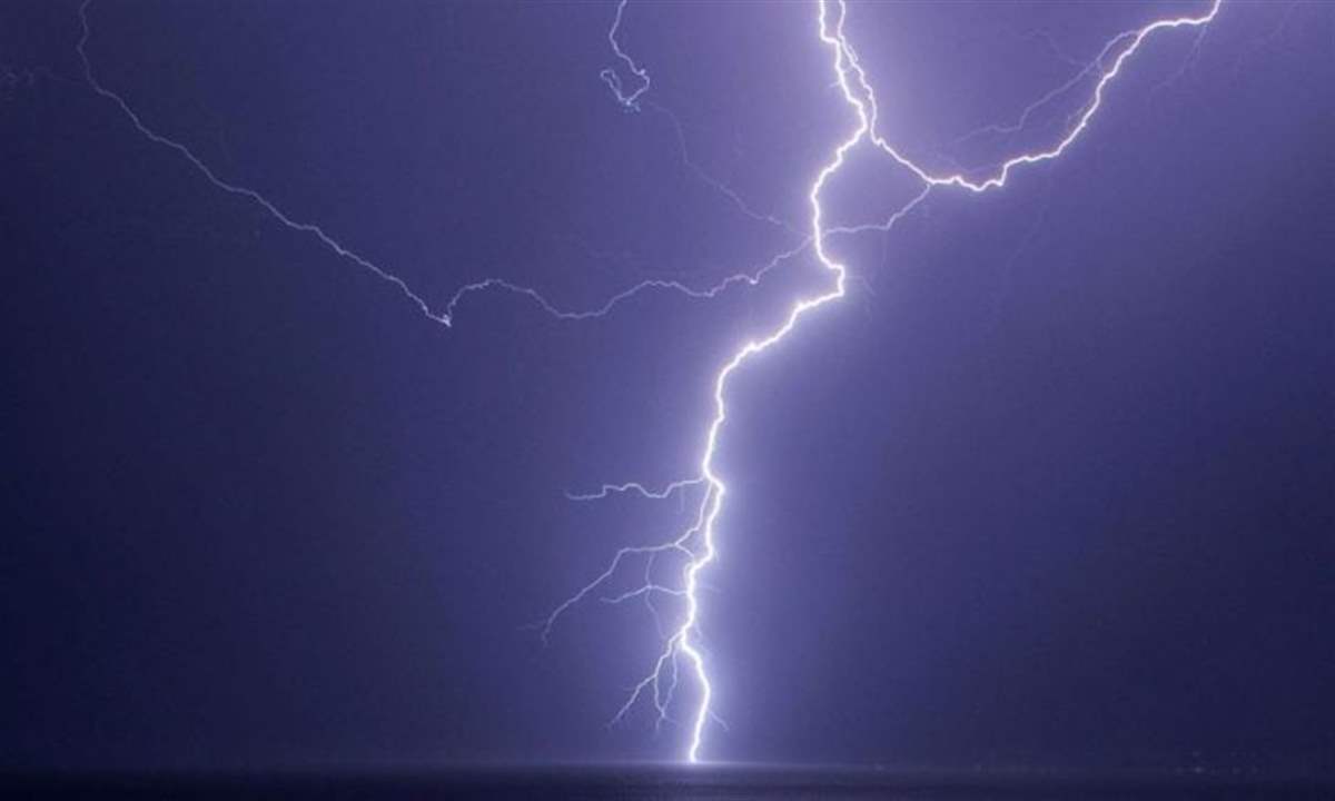 بالفيديو - صاعقة تضرب مجموعة أشخاص في المكسيك