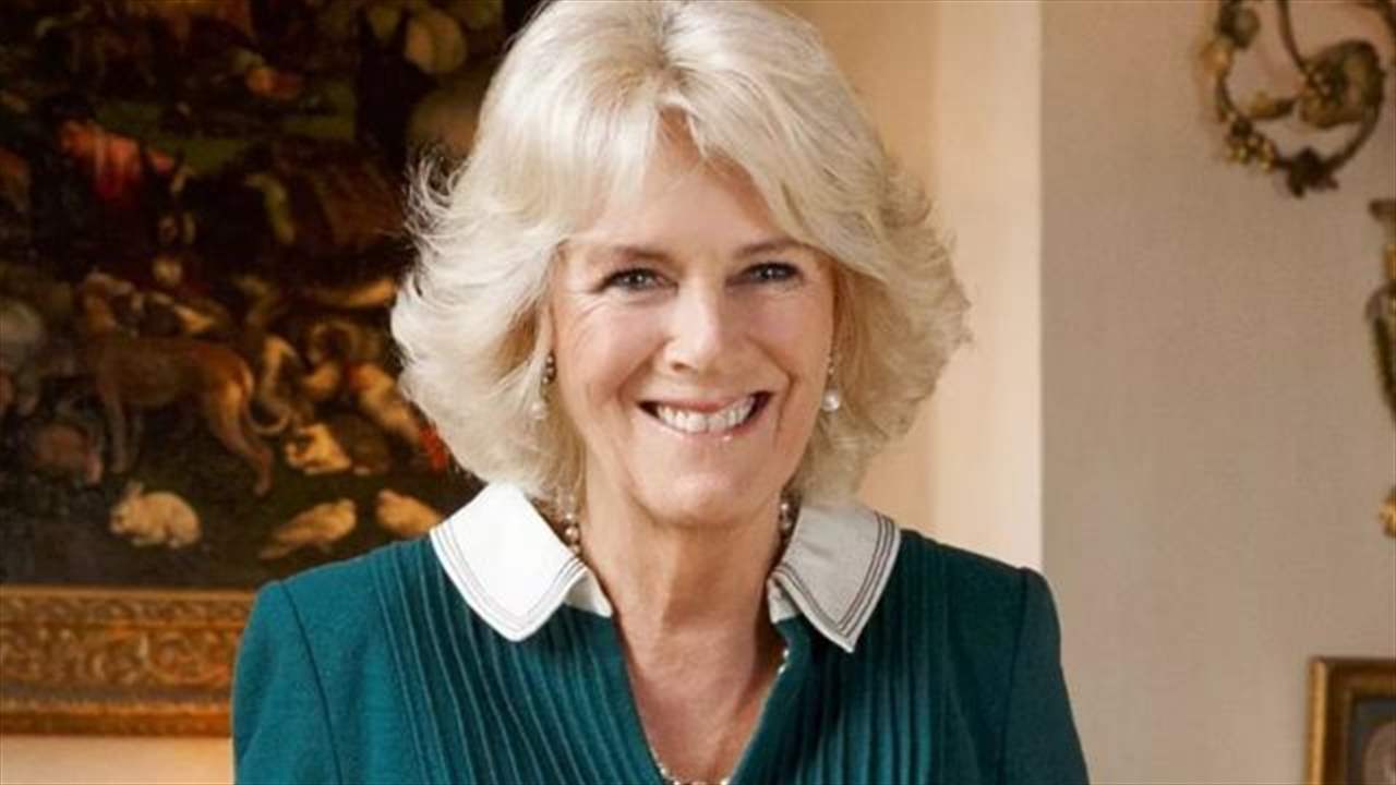 بالفيديو – الملكة كاميلا و بريجيت ماكرون تتبارزان في لعبة البينغ بونغ