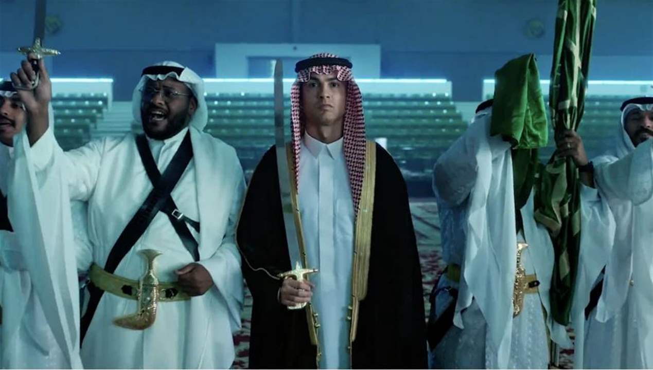 رونالدو يرتدي الزي السعودي التقليدي ويؤدي العرضة السعودية احتفالا باليوم الوطني  