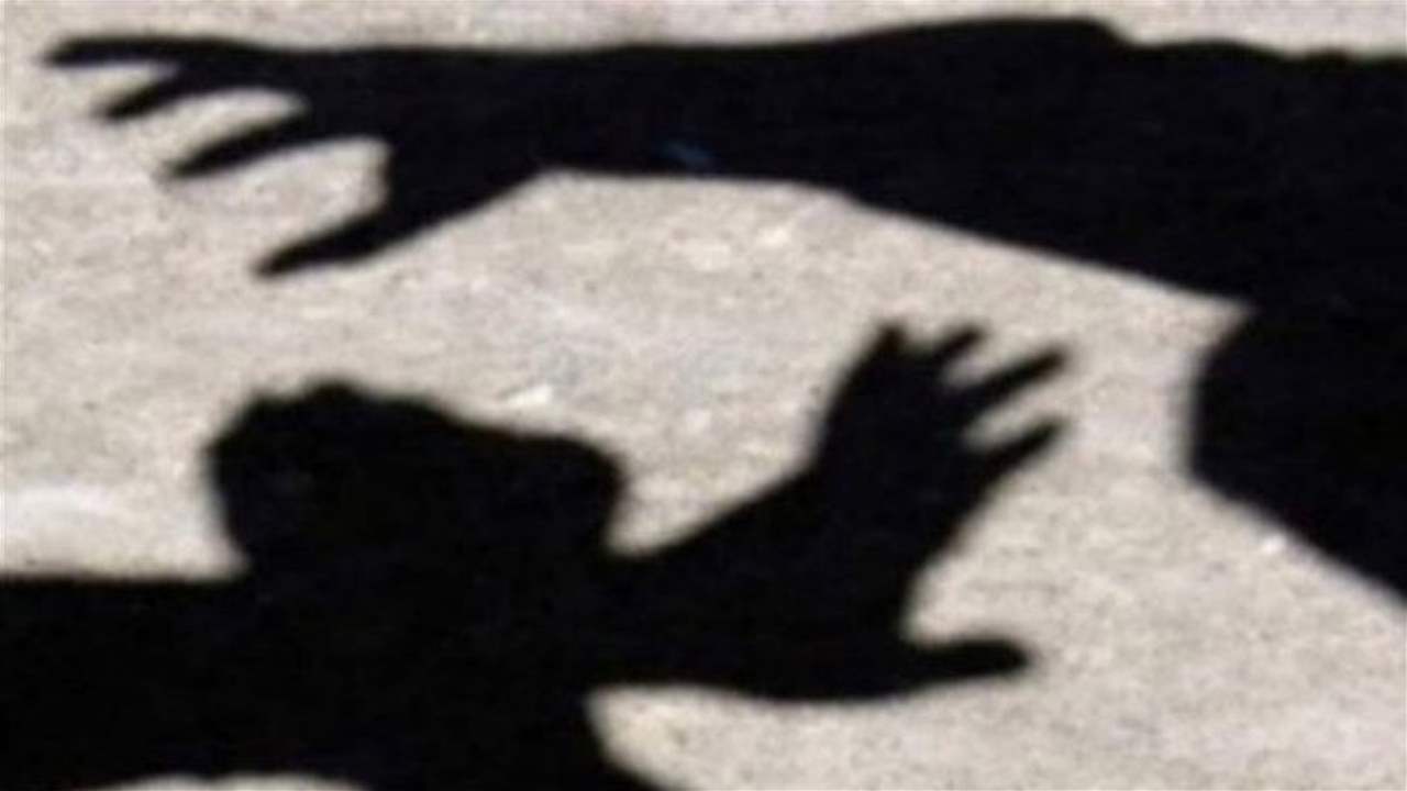 "تضارب بالايدي والكراسي".. اشكال بين عشرات الشبان النازحين من مخيم عين الحلوة 