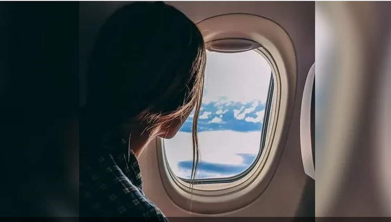 ظنوها نائمة خلال رحلة في الطائرة.. لكن ما اكتشفوه كان صدمة