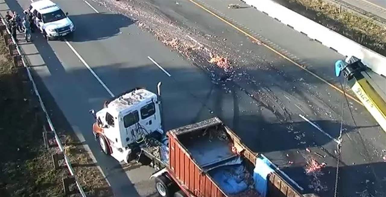 بالفيديو - انقلاب شاحنة محملة بالأسماك يربك حركة السير على طريق