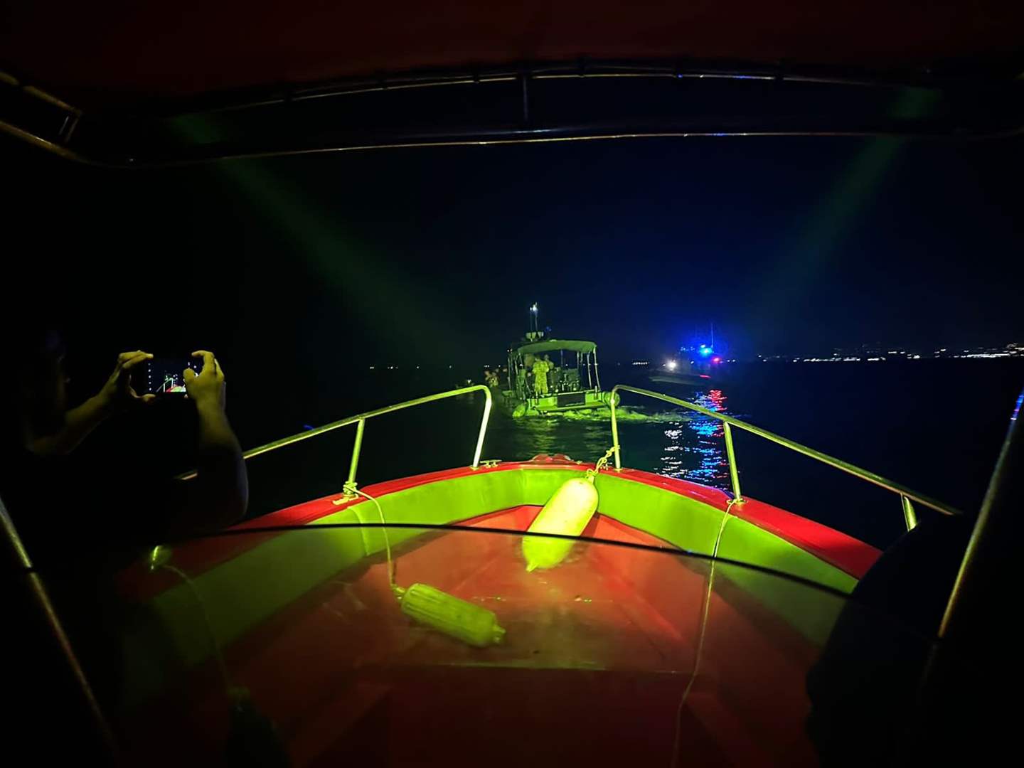 بالصور- انقاذ ركاب قارب الهجرة غير الشرعية قبالة شاطئ شكا فجر اليوم