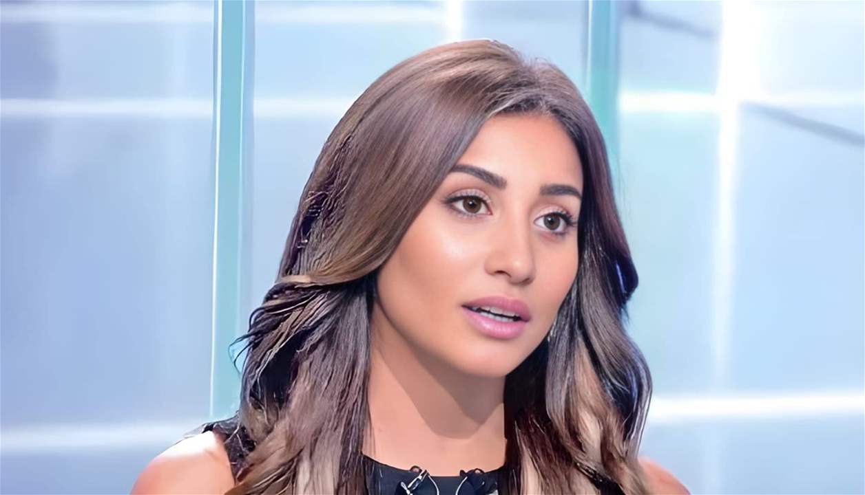 تصرف غريب من دينا الشربيني في عزاء والدتها