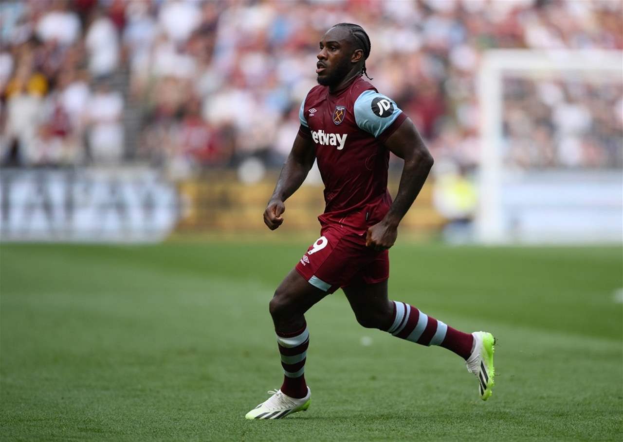 دمّر سيارة ثمنها 242 ألف يورو وهو يرتدي زي رجل الثلج