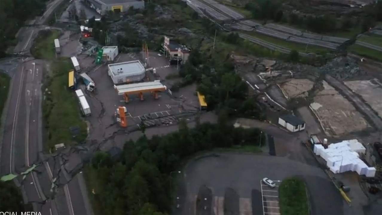 بالفيديو - انهيار كبير بجزء من الأرض في السويد 