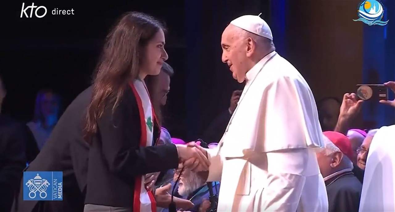 بالفيديو - شابة لبنانية تُرنم أمام البابا فرنسيس في مرسيليا 