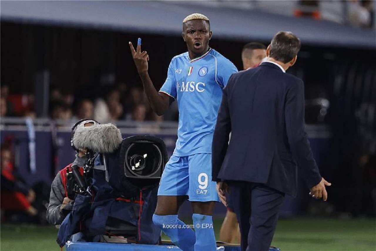 فيديو - أوسيمين يتمرّد على المدرب والجمهور يُصفّق له