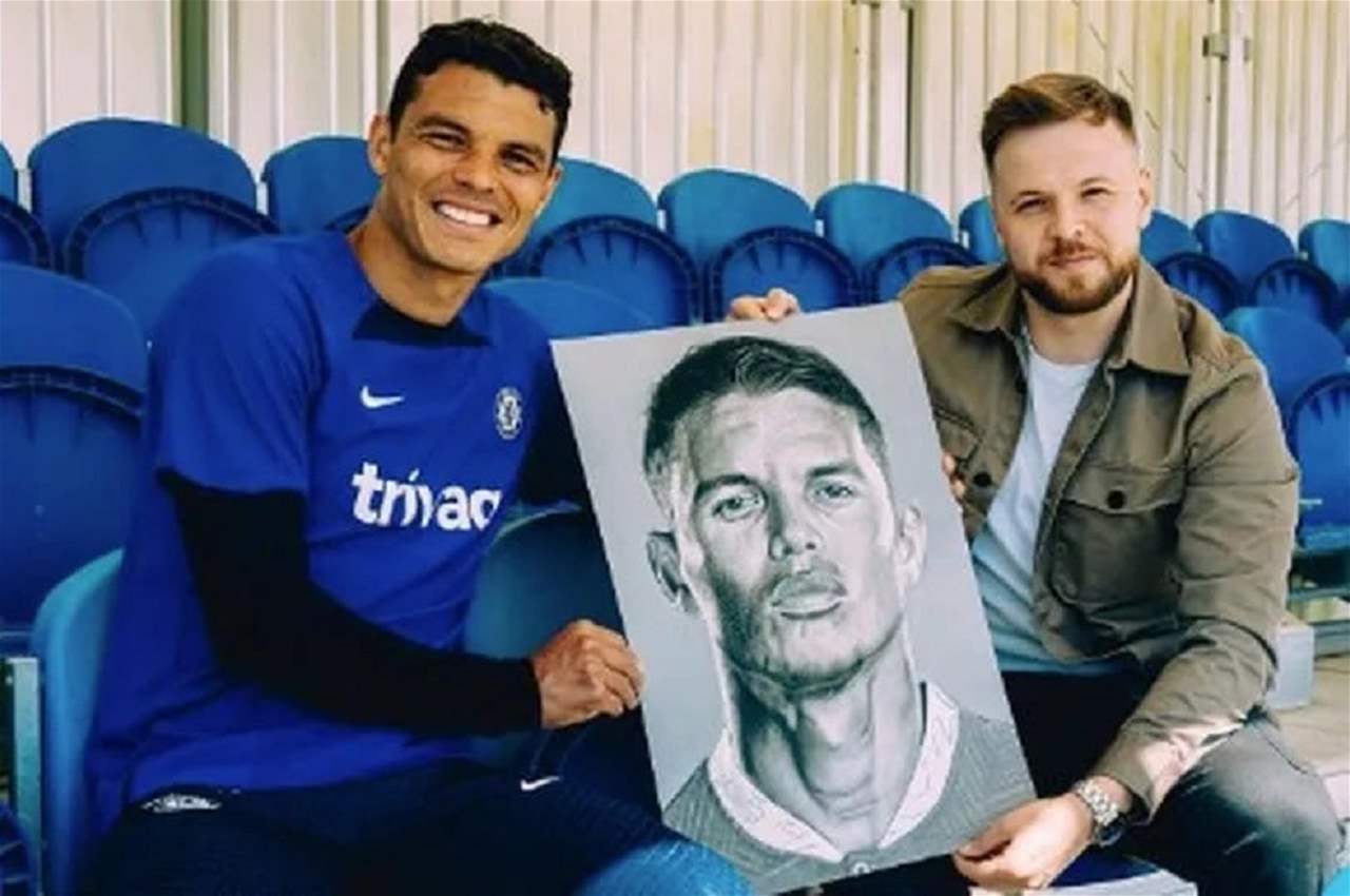 مشجّع تشيلسي من موظف الى فنان يرسم اللاعبين