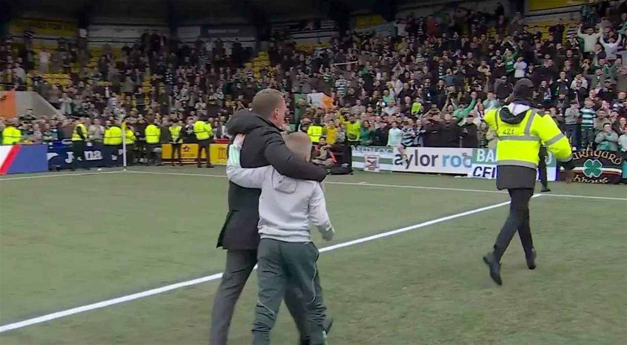 فيديو - رودجرز يخطف القلوب بحمايته مشجعاً من الحكام