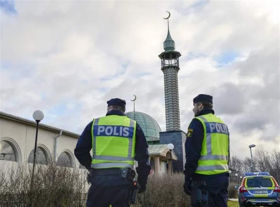 بالفيديو.. حريق &quot;متعمد&quot; يلتهم مسجد إسكليستونا الكبير في السويد 