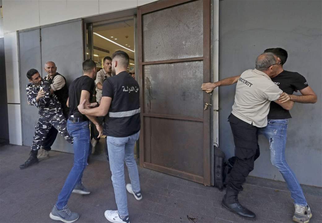 بالفيديو - مودع يقتحم مصرف ويحصل على وديعته! 