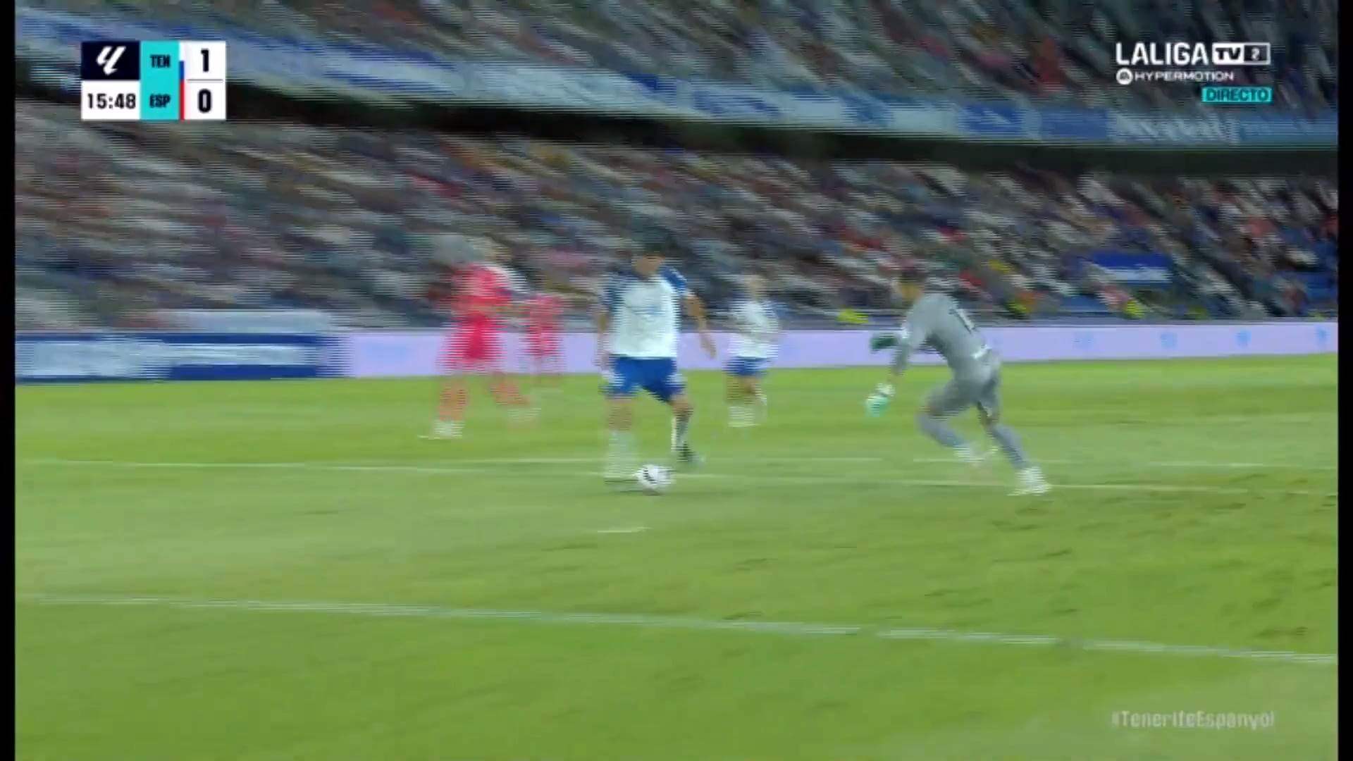 فيديو - خطأ غبي من حارس المرمى تسبب بالهزيمة الاولى