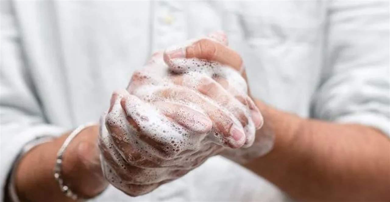 بالفيديو - رئيس شركة يأكل قطعة "صابون"... ويشرح السبب