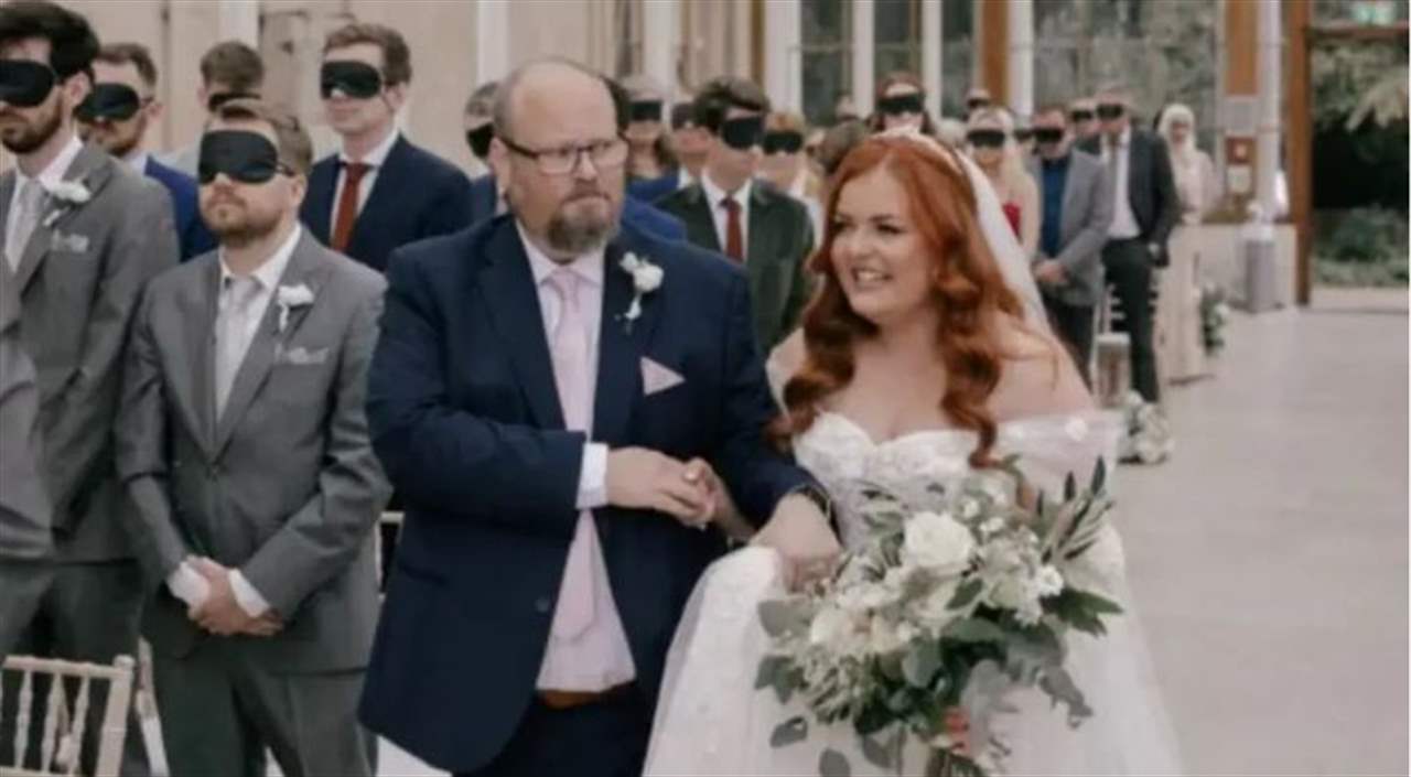 حفل زفاف غريب .. كل المشاركين حتى العريس كانوا معصوبي الأعين لهذا السبب