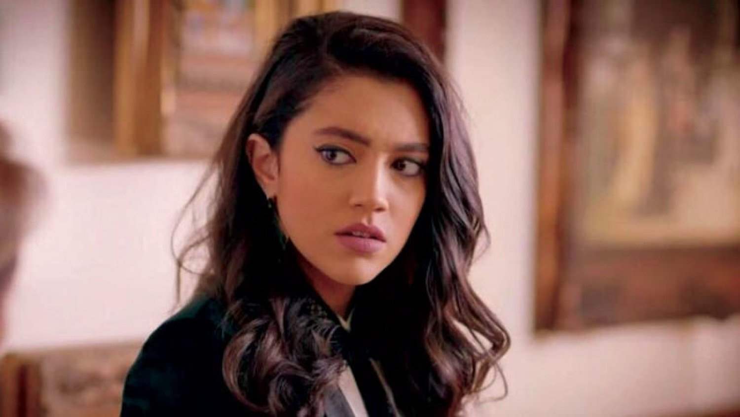 ستيفاني عطالله تنهار بعد احتراق منزلها بالكامل في كريستال 