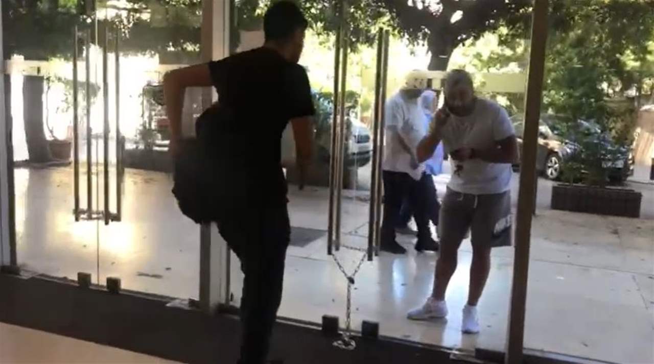 اعتصام طلاب من الاتحاد الطلابي العام داخل مكاتب شركة طيران الشرق الأوسط... إليكم السبب! 