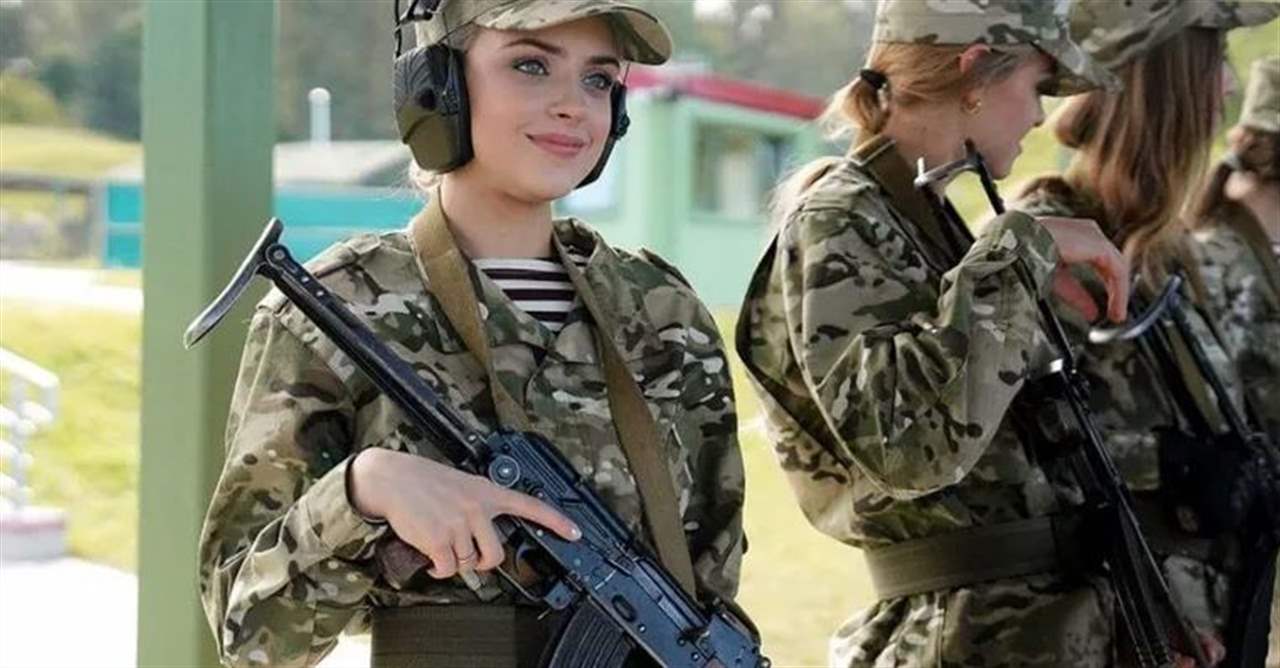 بالصور - حملة ترويجية بطعم عسكري... ملكات جمال يحملن البنادق