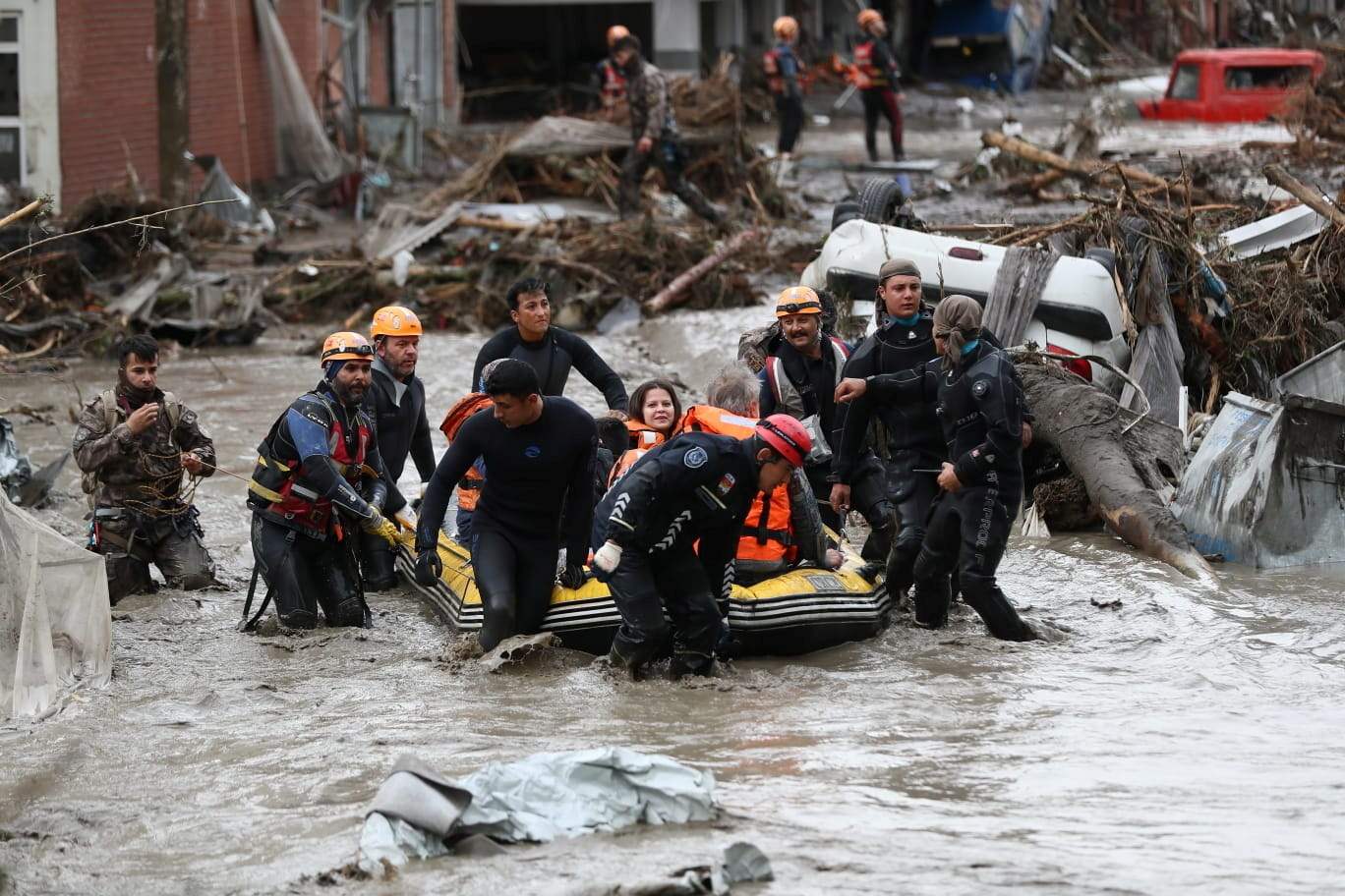 شاهد بالفيديو - فيضانات غير مسبوقة في إسطنبول وتحذير عاجل! 
