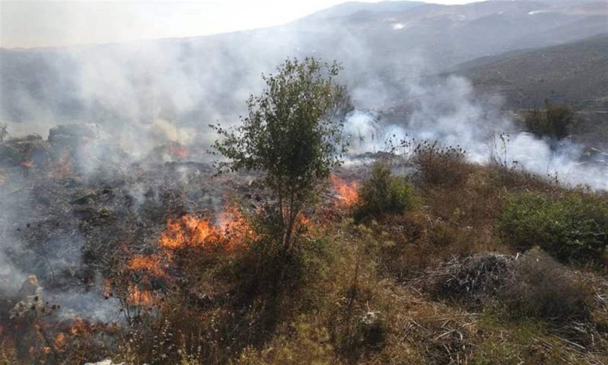   لليوم الثاني على التوالي .. النيران لا تزال مشتعلة في أحراج الدبية وبعاصير باقليم الخروب واستنفار واسع للدفاع المدني وطوافات الجيش 