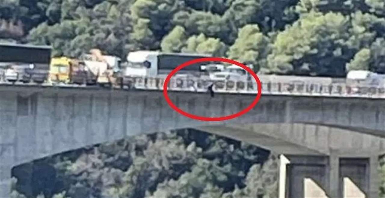 لاعب فرنسي حاول الانتحار من ارتفاع 100 متر .. وهكذا تم انقاذه