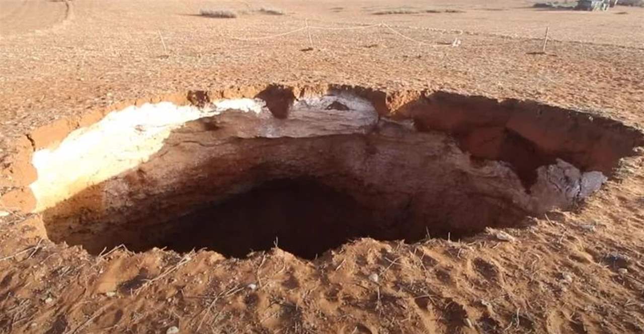"حفرة بعمق 60 متراً" تظهر فجأة وتثير الرعب