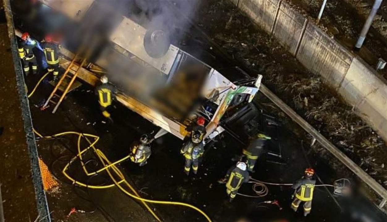 بالفيديو - حافلة اخترقت سياج أحد الجسور وسقطت من ارتفاع 10 أمتار