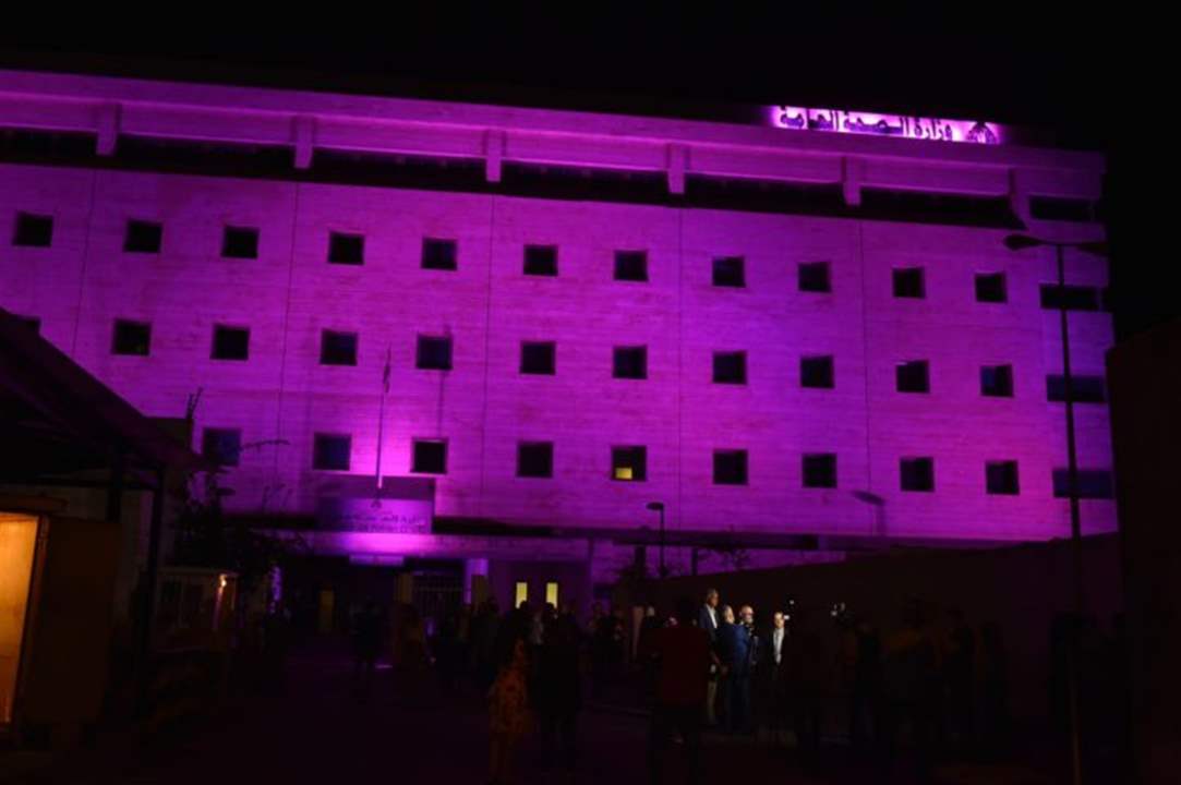 للتوعية ضد سرطان الثدي.. اللون الزهري يسيطر على "وزارة الصحة" 