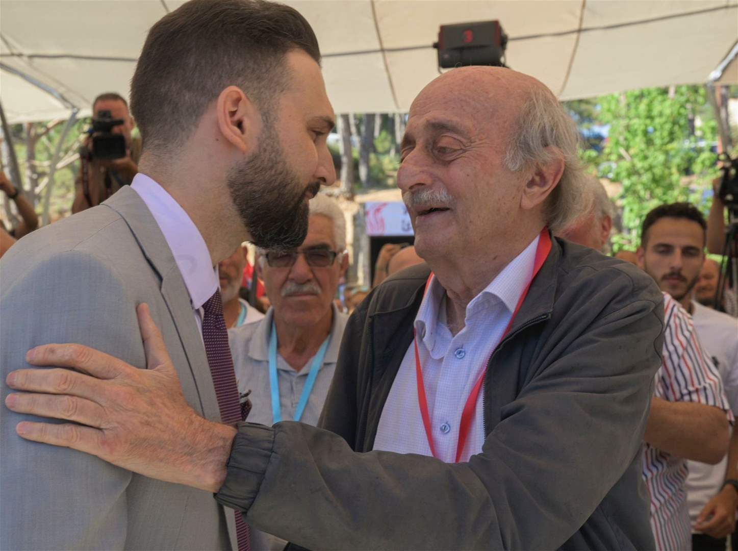 الجمهورية : تفاعل "جنبلاطي" على الخط الرئاسي... والخيار الثالث "متعثر"! 