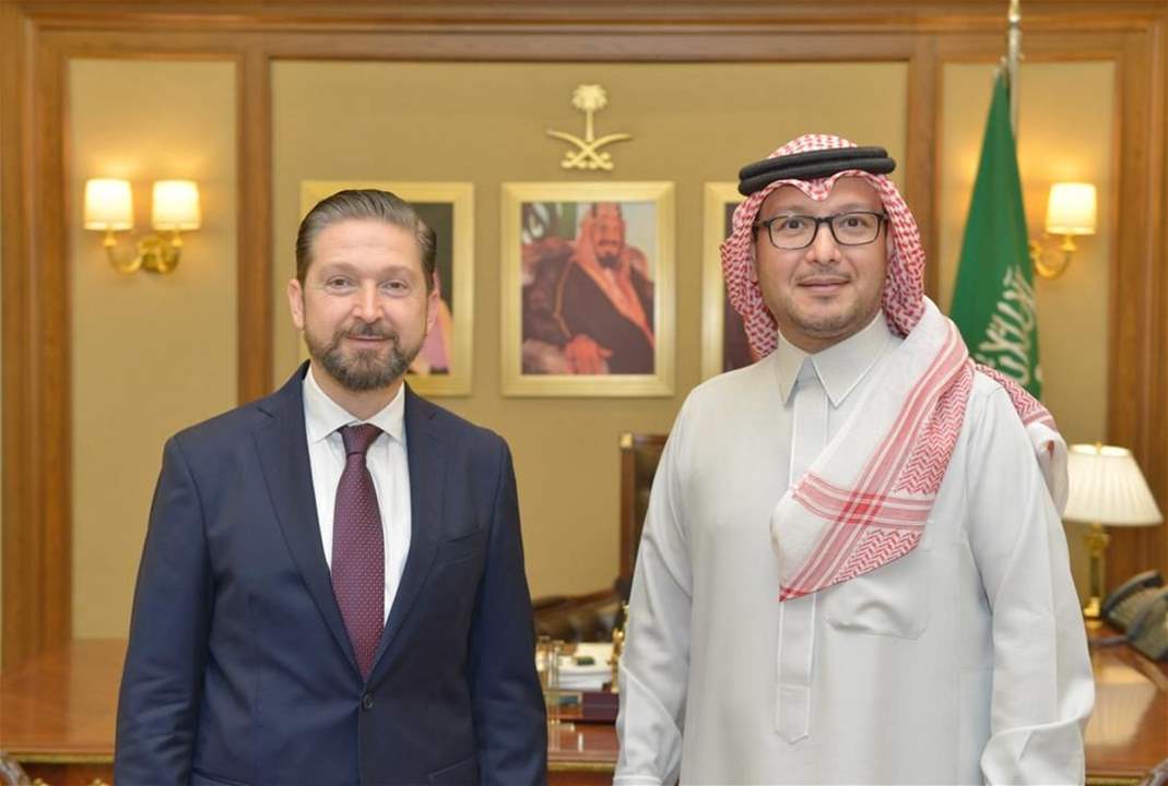 السفير السعودي وليد البخاري استقبل النائب فيصل كرامي وجرى استعراض آخر تطورات الأوضاع لاسيما مستجدات الملف الرئاسي وضرورة انجازه  