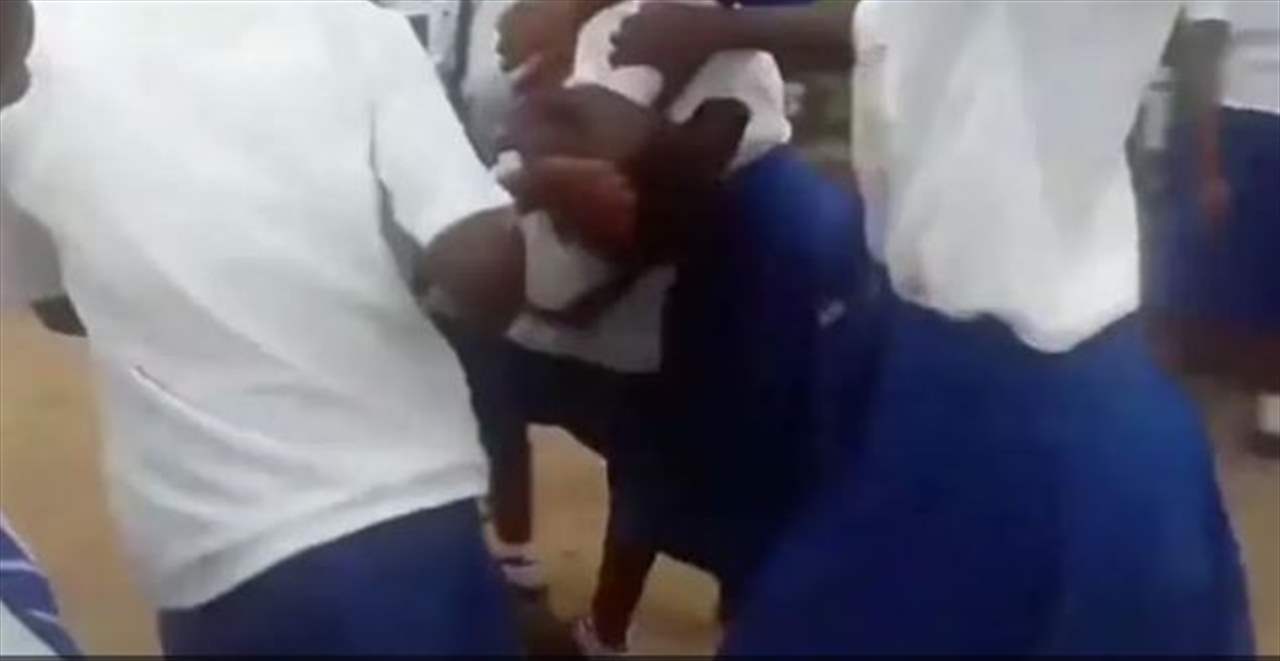 عشرات الطالبات أصبن بالشلل.. مرض غامض أم شيء آخر؟