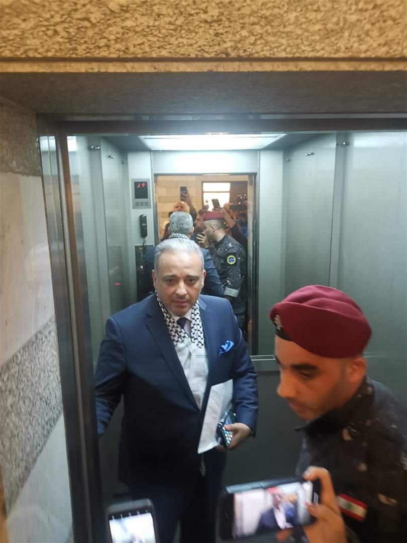 كاميرا الجديد توّثق لحظة دخول وزير الثقافة إلى السرايا الحكومي بالكوفية الفلسطينية 