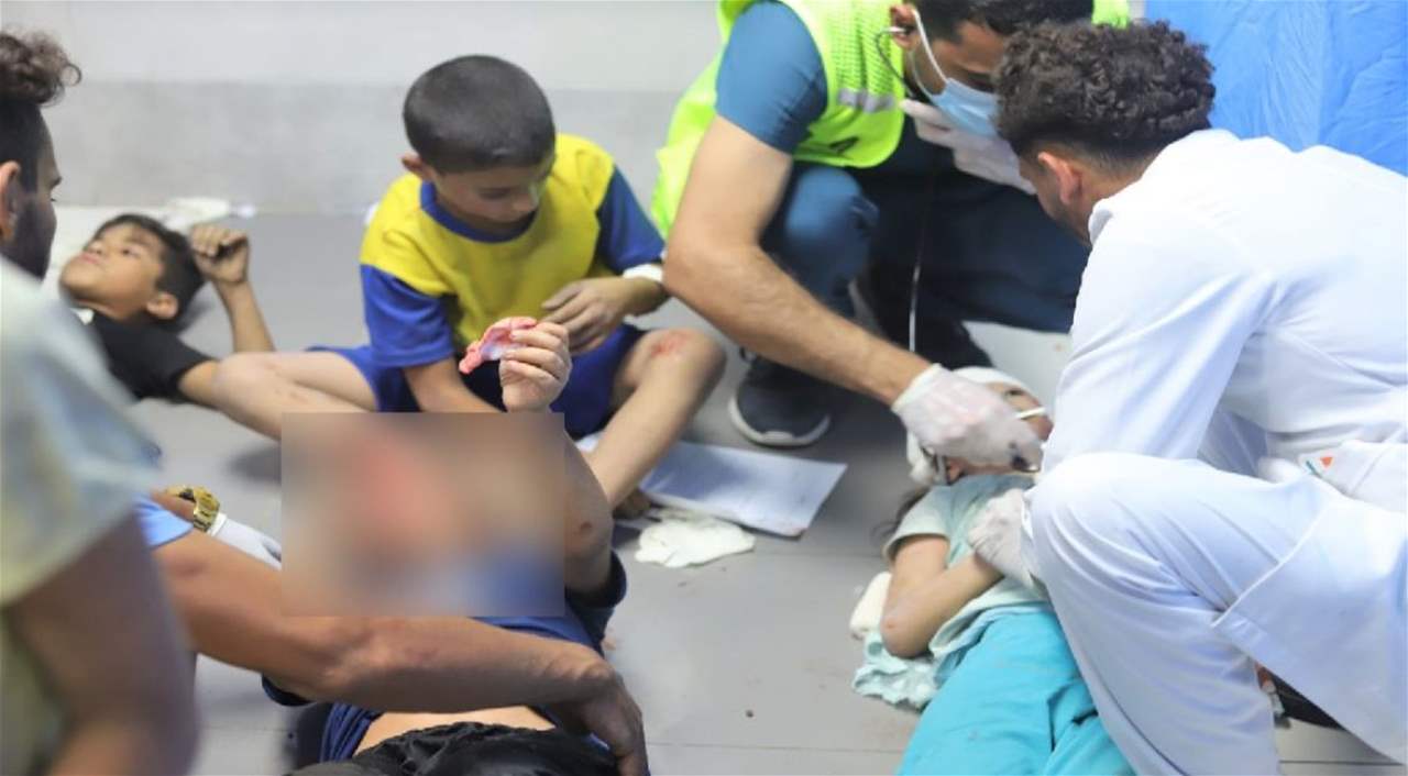 بالصور - بسبب كثرة الإصابات في المستشفيات.. يتم علاج عدد كبير من أطفال غزة في سرير واحد 