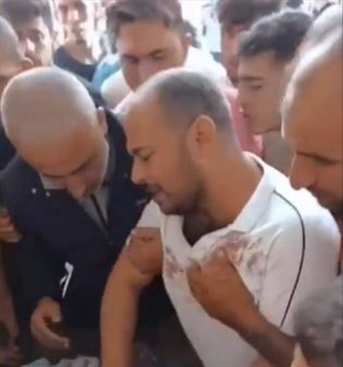 بالفيديو - فلسطيني يودع أولاده بحرقة وغصة حيث ارتقوا بقصف الاحتلال على قطاع غزة ويتوعد بالثأر 