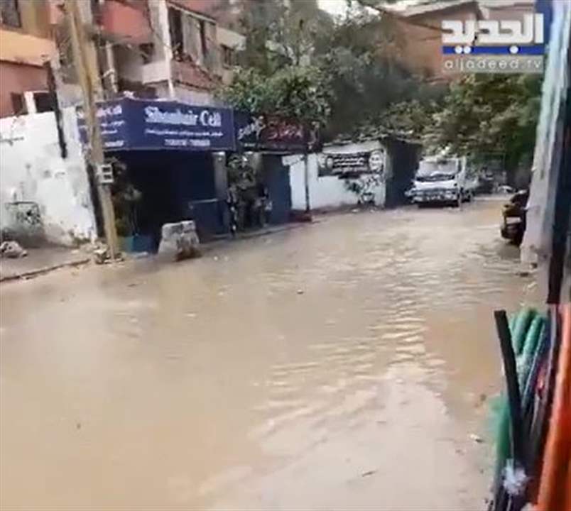 بالفيديو - طرقات حي السلم تغرق بالمياه بسبب الامطار