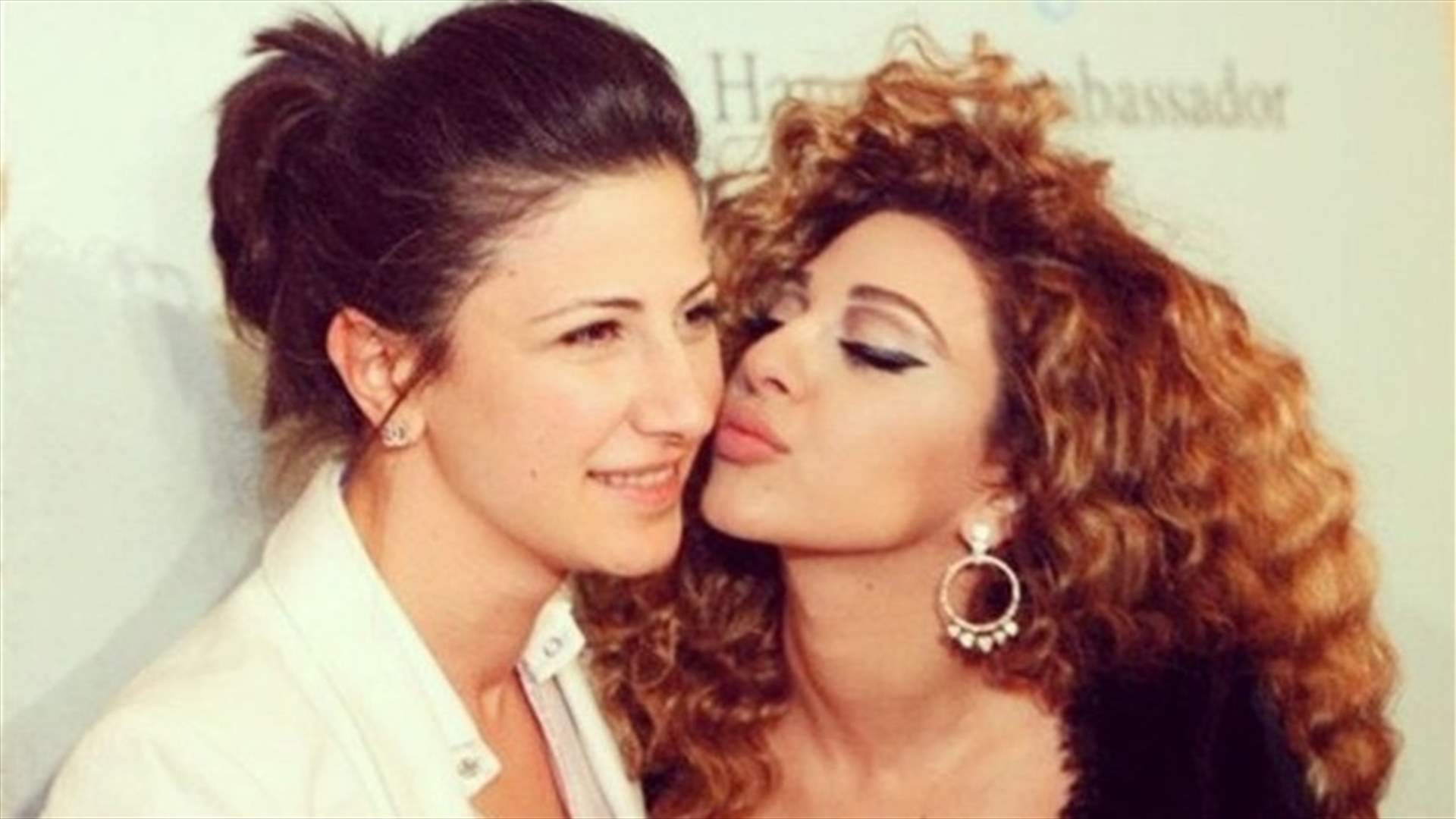 ميريام فارس تبكي بتأثر بسبب شقيقتها رولا.. اليكم ما حصل في معرض الكتاب