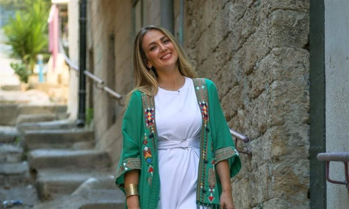 اعتقال الفنانة دلال أبو آمنة بسبب منشور داعم لـ فلسطين